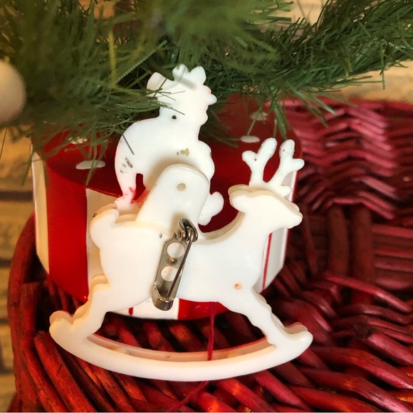 60's Santa Brooch - 60's Christmas Pin - Santa Pin -  Rudolph - Pull Brooch - Picture 3 of 12